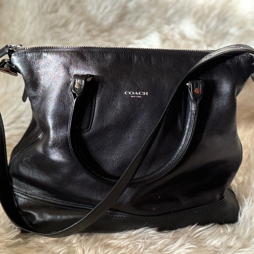 Black Leather Shoulder Bag with Zip Closure